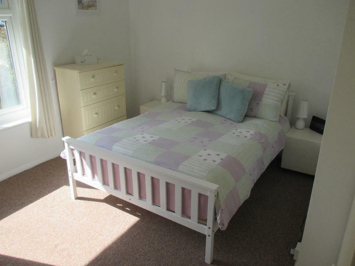 Вілла The Bungalow Lymington With New Forest 1 Mile Екстер'єр фото