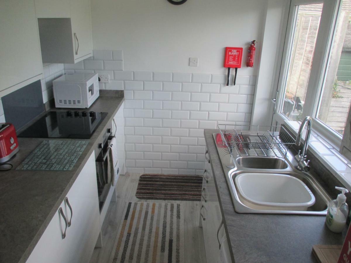 Вілла The Bungalow Lymington With New Forest 1 Mile Екстер'єр фото